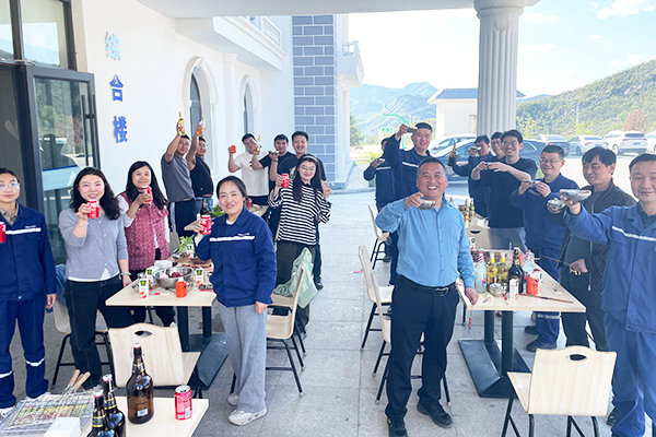 聚餐舉杯.png